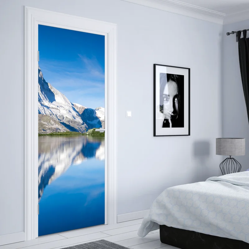 Türaufkleber majestätische bergspiegelung über alpensee