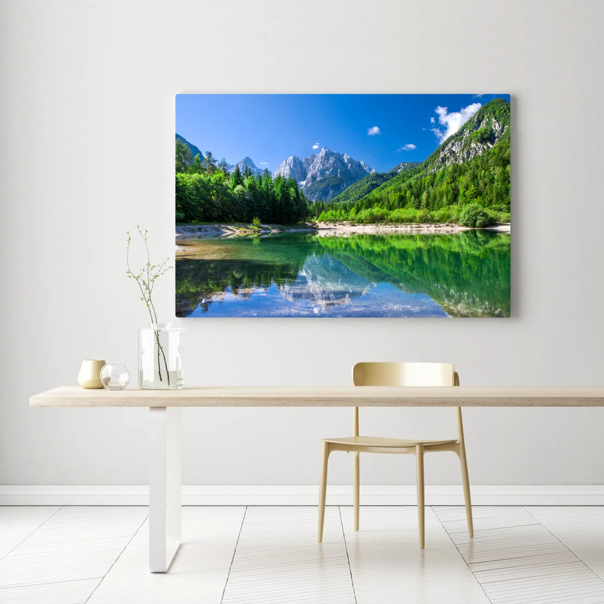 Leinwandbild alpiner see mit spiegelung in grünen bergen Leinwandbild alpiner see mit spiegelung in grünen bergen