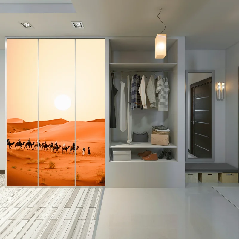 Schrankaufkleber karawane von kamelen in der wüste bei sonnenuntergang