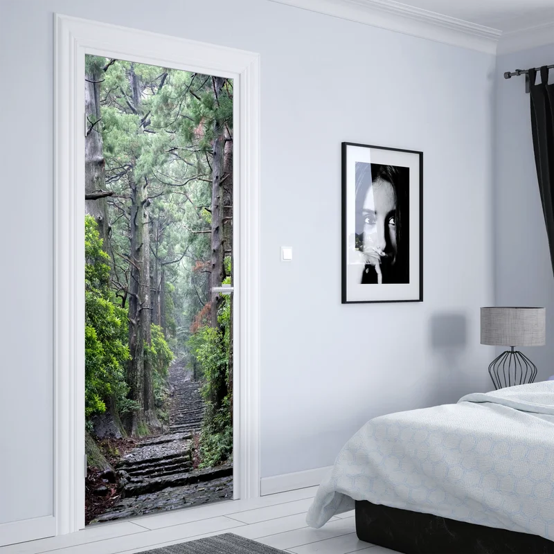 Türaufkleber mystischer waldweg zwischen alten bäumen Türaufkleber mystischer waldweg zwischen alten bäumen