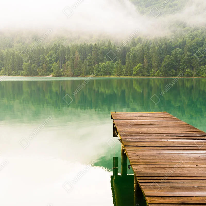 Repositionierbarer Aufkleber nebliger see mit hölzernem steg Repositionierbarer Aufkleber nebliger see mit hölzernem steg