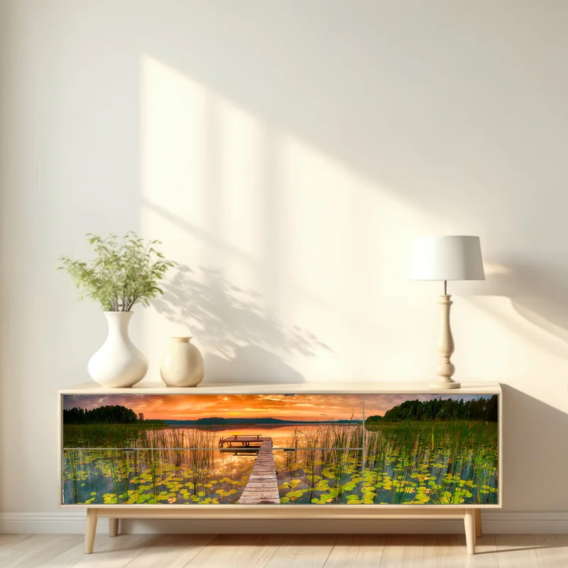Repositionierbarer Aufkleber sonnenaufgang über stillem see mit hölzernem steg