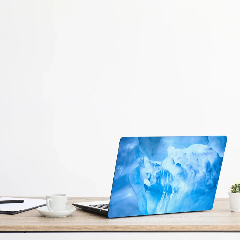 Naklejka na laptopa eteryczna niebieska jaskinia lodowa
