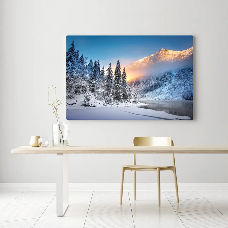 Leinwandbild wintermorgen über dem verschneiten bergsee Leinwandbild wintermorgen über dem verschneiten bergsee