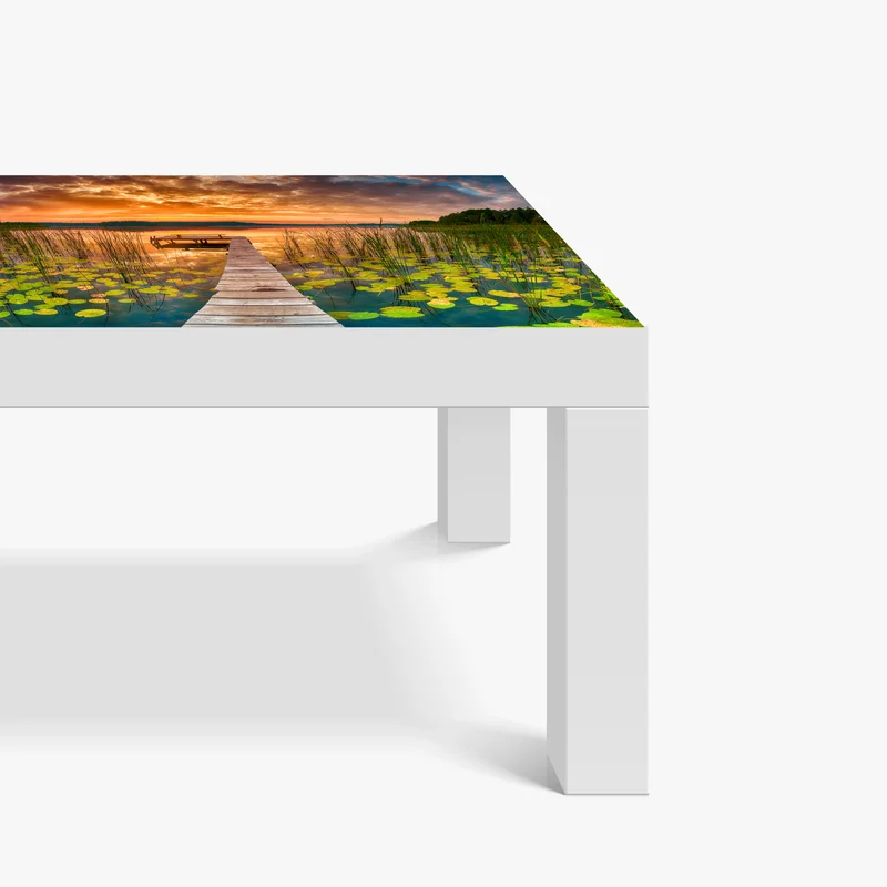 Tischaufkleber und Schreibtischaufkleber sonnenaufgang über stillem see mit hölzernem steg