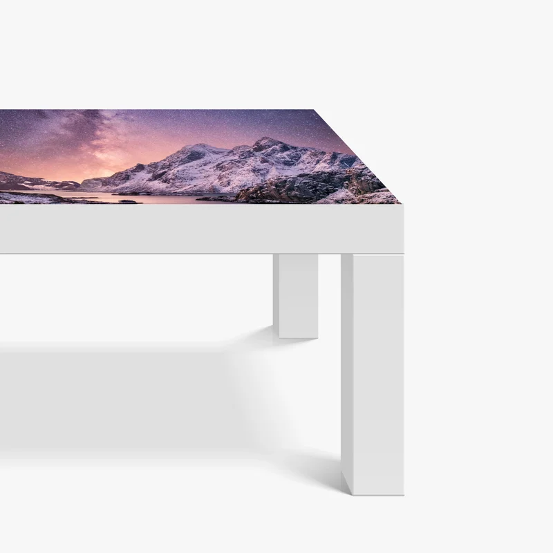 Tischaufkleber und Schreibtischaufkleber milchstraße über verschneiten bergen in Norwegen