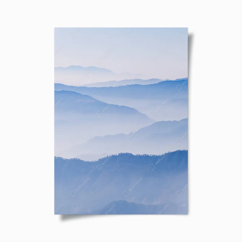 Poster Atemberaubende nebelbedeckte Bergkette am Morgen • Poster bei Wallnifity® Poster Atemberaubende nebelbedeckte Bergkette am Morgen • Poster bei Wallnifity®