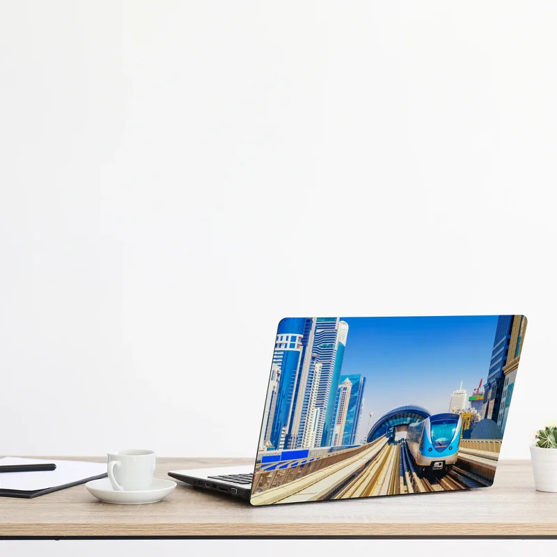 Naklejka na laptopa miejski pociąg metra w słońcu Naklejka na laptopa miejski pociąg metra w słońcu