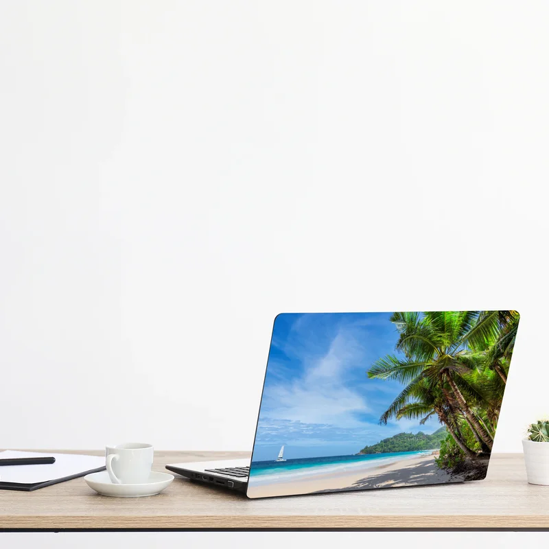 Naklejka na laptopa tropikalna plaża z palmami i żaglówką