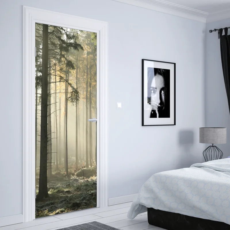 Türaufkleber nebliger morgenwald mit sonnenstrahlen Türaufkleber nebliger morgenwald mit sonnenstrahlen