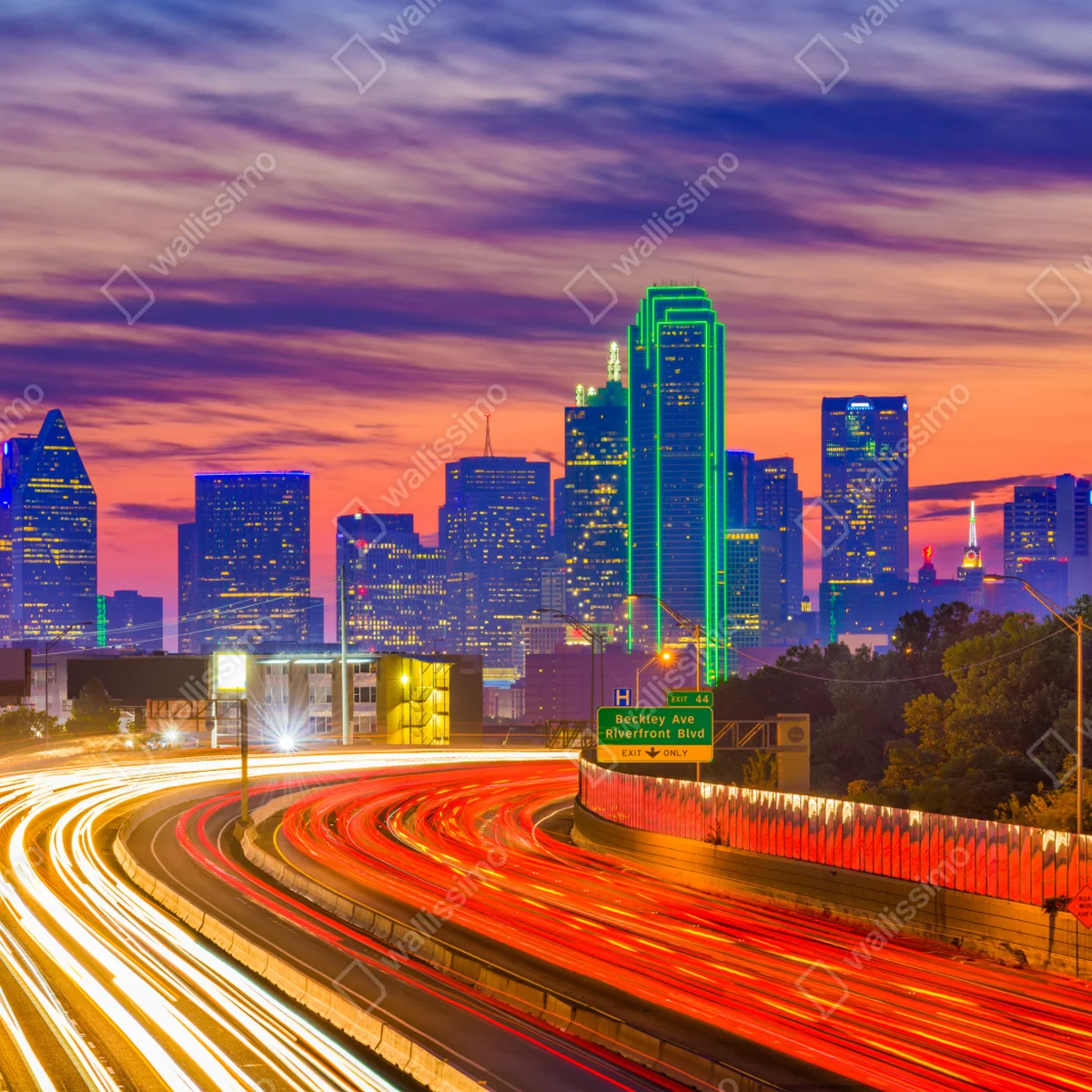 Leinwandbild panorama von Dallas bei sonnenuntergang mit lichtspuren auf der autobahn Leinwandbild panorama von Dallas bei sonnenuntergang mit lichtspuren auf der autobahn