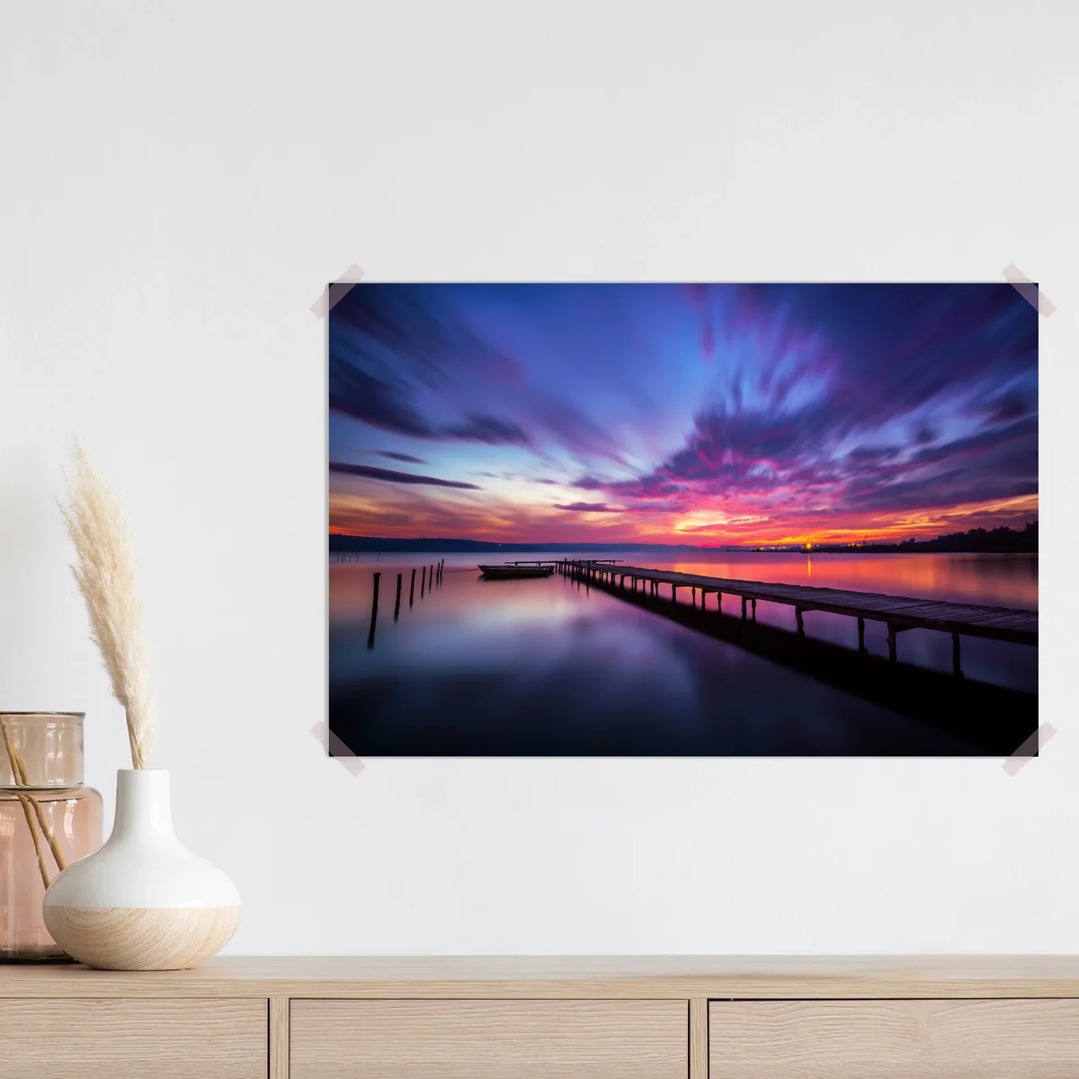 Poster sonnenuntergang über ruhigem see mit hölzernem steg Poster sonnenuntergang über ruhigem see mit hölzernem steg