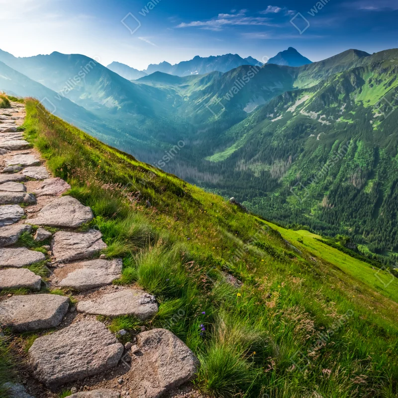 Repositionierbarer Aufkleber wanderpfad in der Tatra bei sonnenaufgang Repositionierbarer Aufkleber wanderpfad in der Tatra bei sonnenaufgang