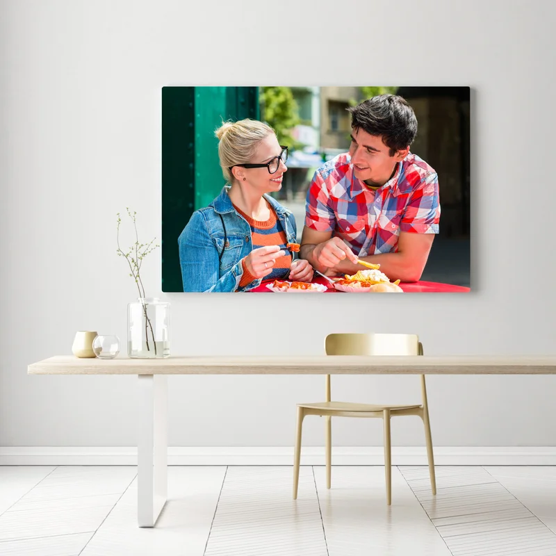 Leinwandbild Junge Leute genießen Currywurst und Pommes • Leinwandbilder bei Wallnifity® Leinwandbild Junge Leute genießen Currywurst und Pommes • Leinwandbilder bei Wallnifity®