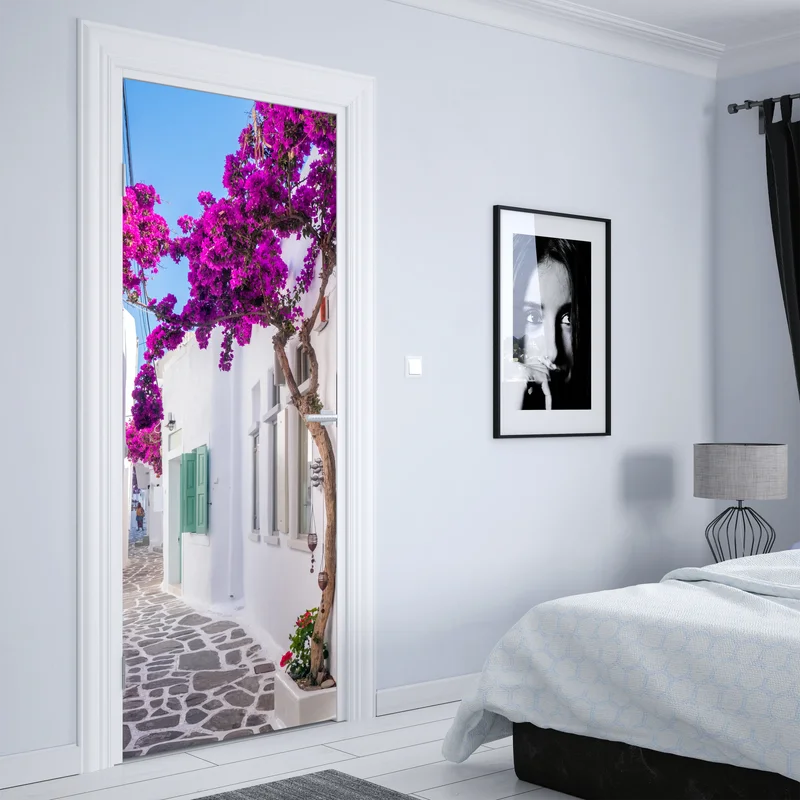 Türaufkleber sonnige mediterrane gasse mit bougainvillea