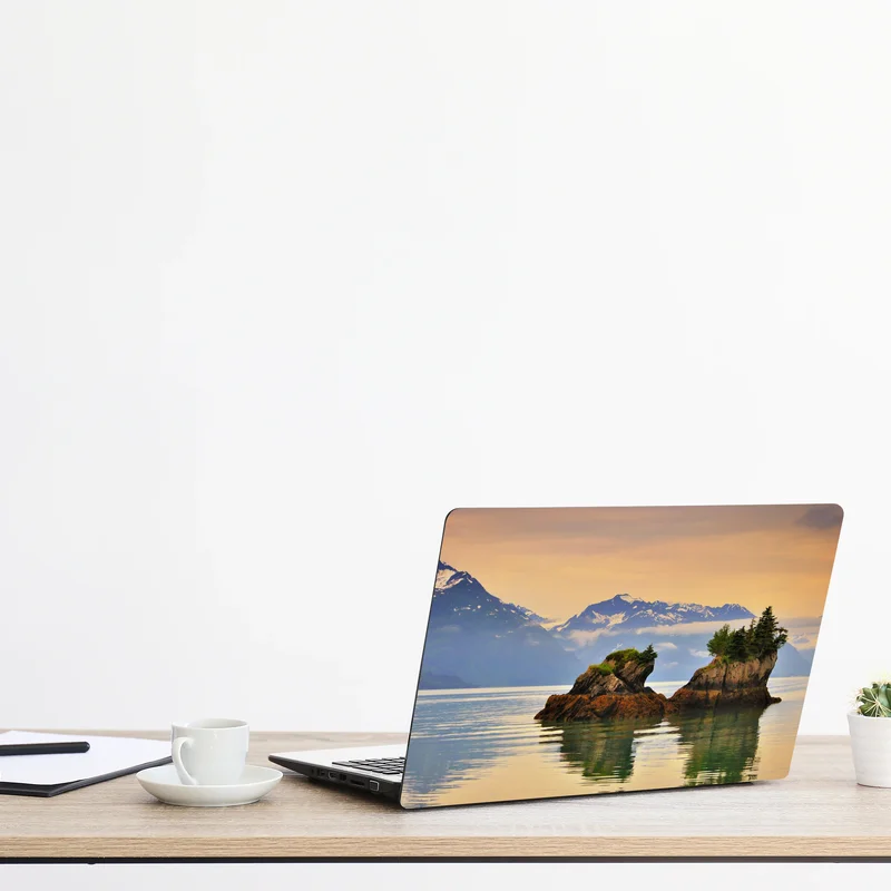 Naklejka na laptopa spokojne odbicia wysp o zachodzie słońca