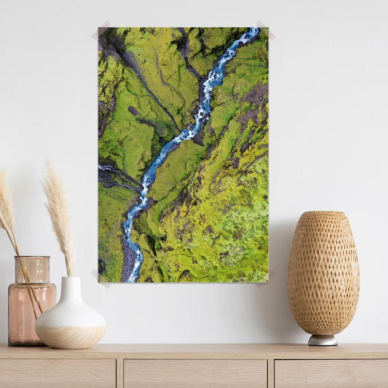 Poster luftaufnahme: fluss in moosbedeckter schlucht Poster luftaufnahme: fluss in moosbedeckter schlucht