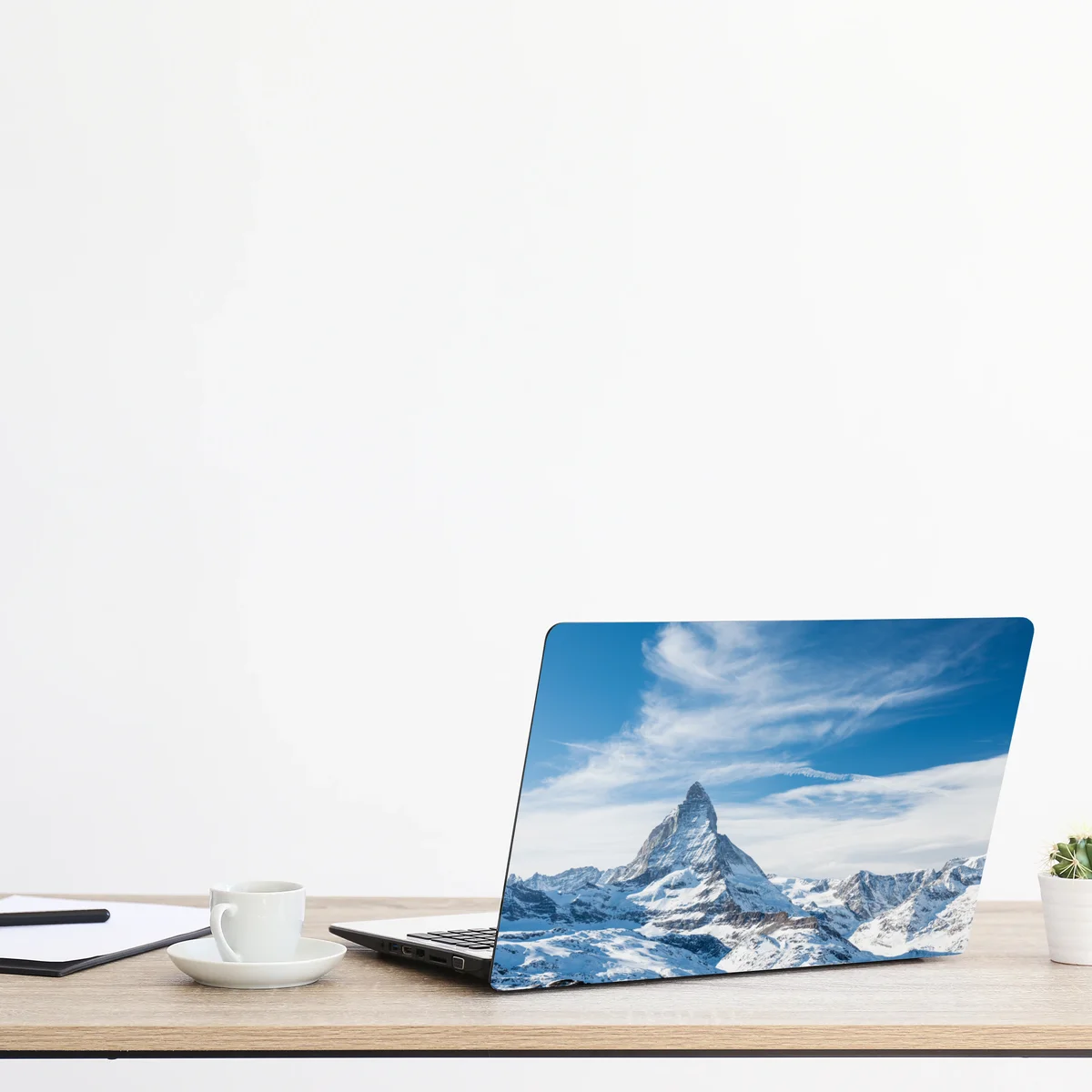 Naklejka na laptopa majestatyczny alpejski szczyt w Alpach Naklejka na laptopa majestatyczny alpejski szczyt w Alpach