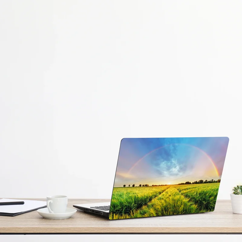 Naklejka na laptopa tęcza nad złotym polem pszenicy o zachodzie słońca