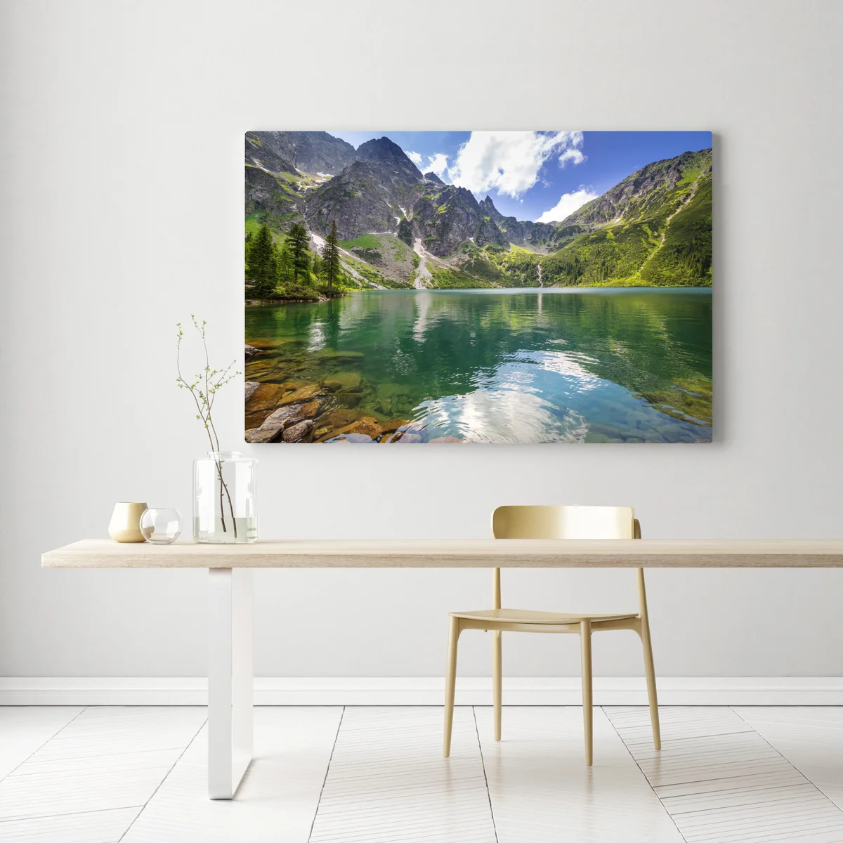 Leinwandbild ruhiger smaragdgrüner bergsee vor schroffen gipfeln Leinwandbild ruhiger smaragdgrüner bergsee vor schroffen gipfeln