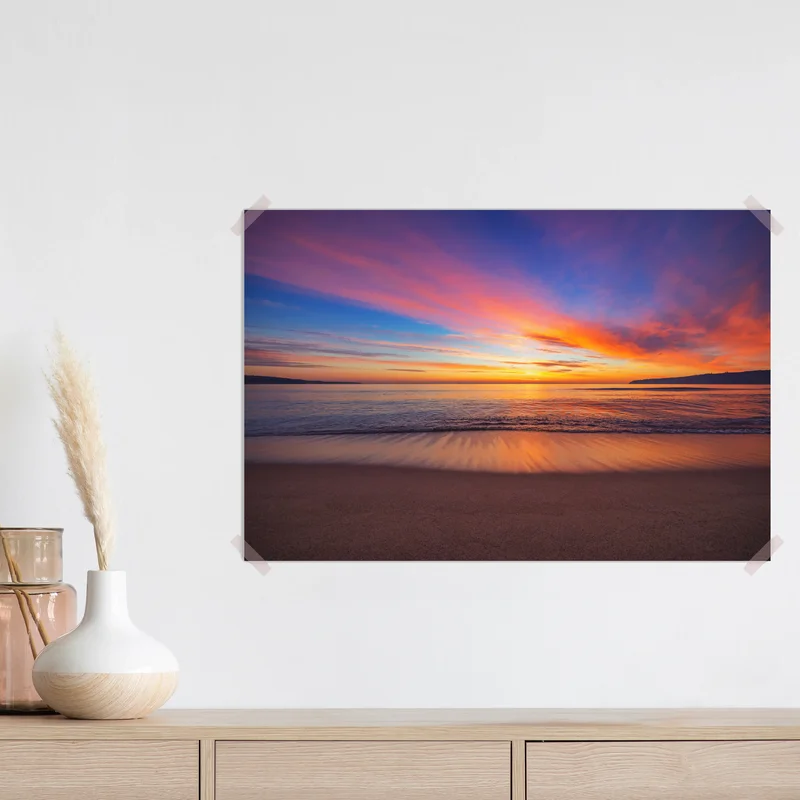 Poster lebendiger sonnenaufgang über einem ruhigen strand Poster lebendiger sonnenaufgang über einem ruhigen strand