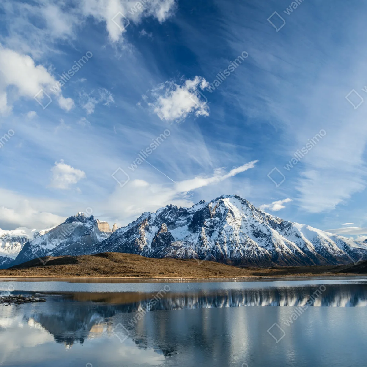 Repositionierbarer Aufkleber bergspiegelungen auf stillem see Repositionierbarer Aufkleber bergspiegelungen auf stillem see