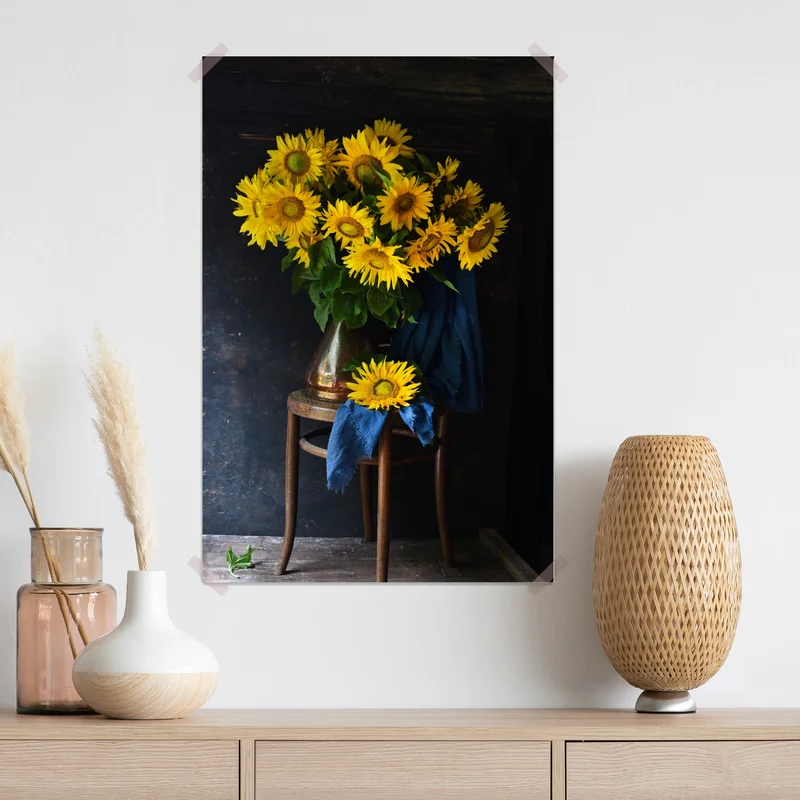 Poster leuchtender sonnenblumenstrauß auf vintage-hocker Poster leuchtender sonnenblumenstrauß auf vintage-hocker