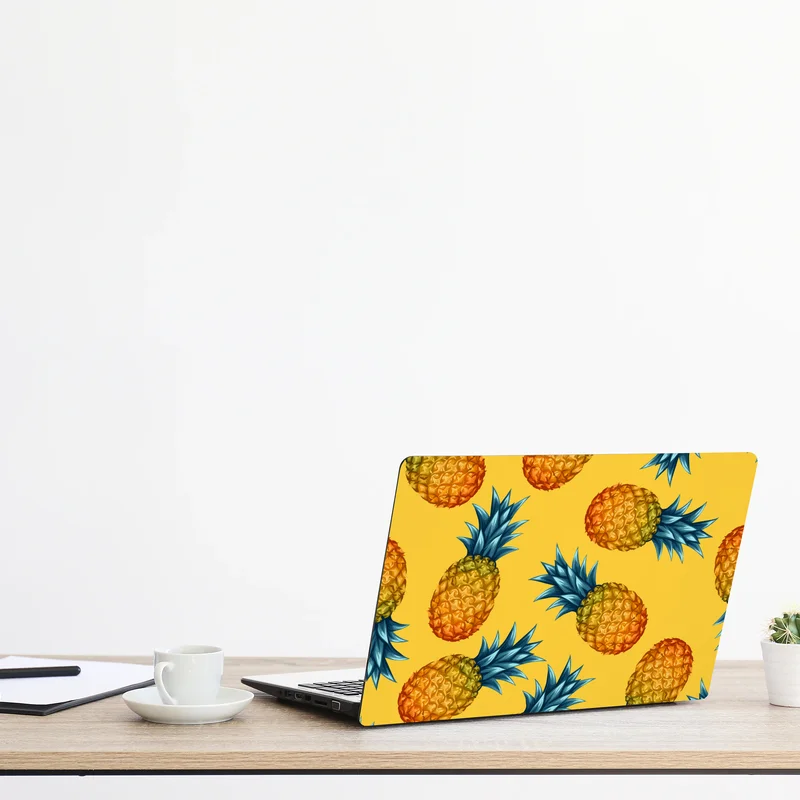 Naklejka na laptopa tropikalny wzór z ananasami na żółtym tle