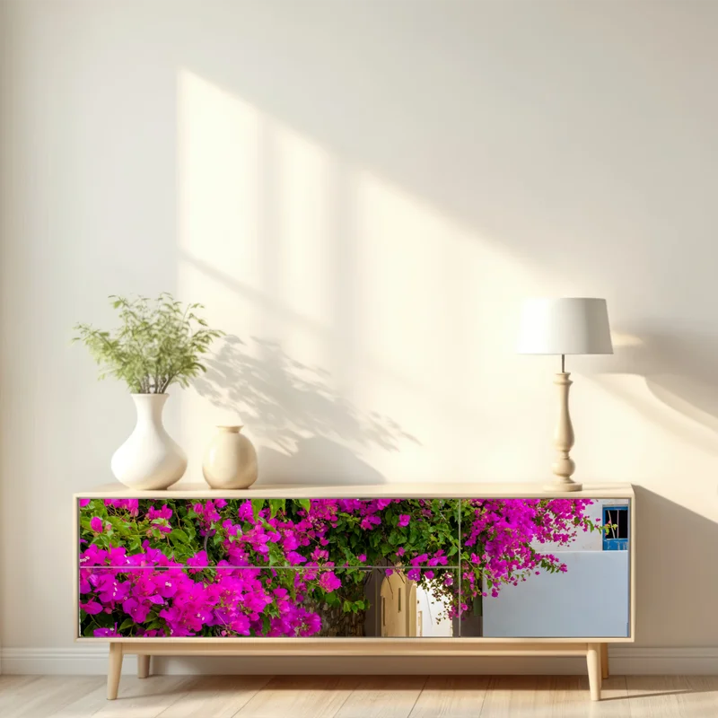 Repositionierbarer Aufkleber blühende bougainvillea in Naousa gasse