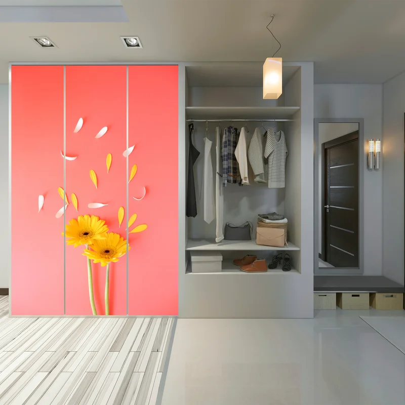 Schrankaufkleber sonnige gelbe gerbera auf korallfarbenem hintergrund