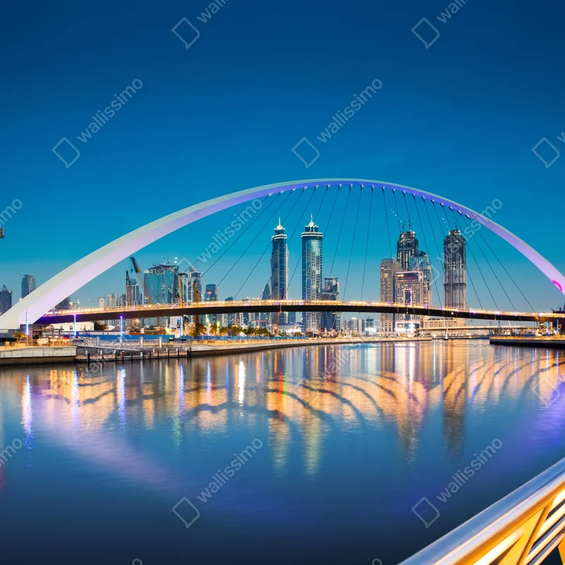 Fototapete Dubai skyline bei nacht mit beleuchteter brücke Fototapete Dubai skyline bei nacht mit beleuchteter brücke