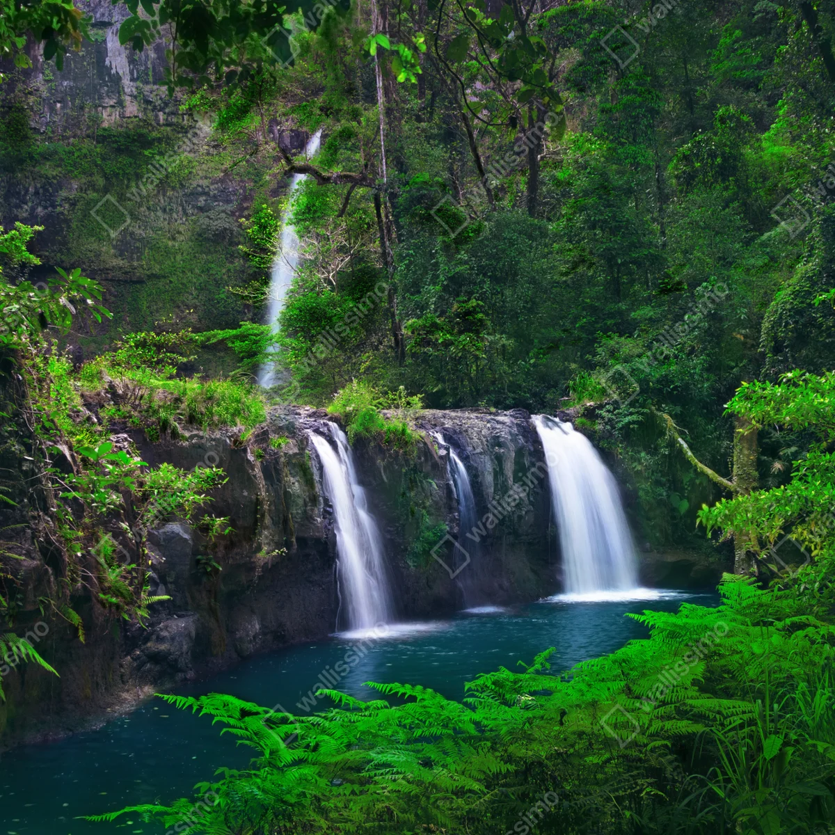 Fensteraufkleber beruhigender wasserfall im smaragdgrünen wald Fensteraufkleber beruhigender wasserfall im smaragdgrünen wald