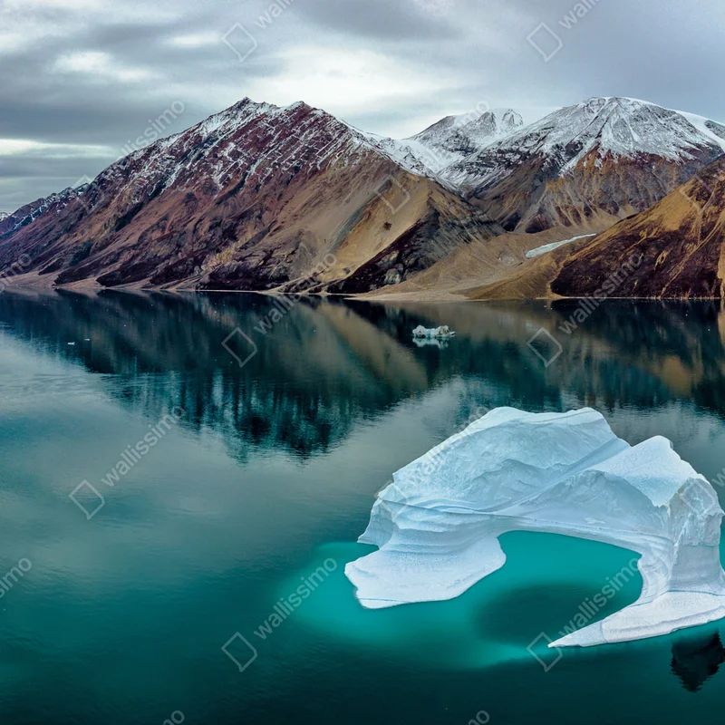 Leinwandbild eisberg und bergreflexionen in türkisfarbenem wasser Leinwandbild eisberg und bergreflexionen in türkisfarbenem wasser