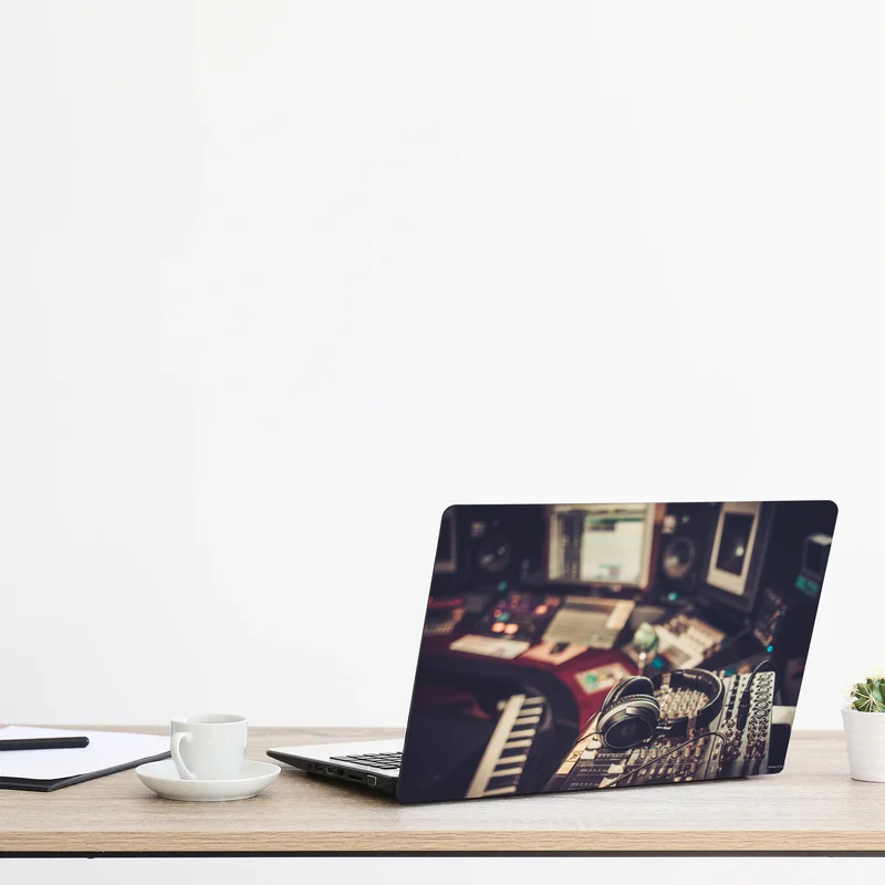 Naklejka na laptopa vintageowe studio nagraniowe przy konsoli mikserskiej
