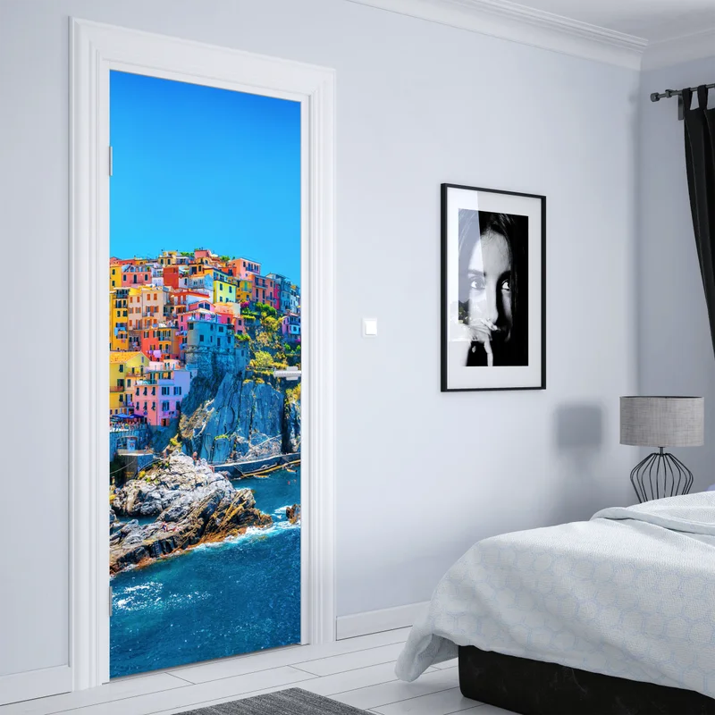 Türaufkleber farbenfrohes dorf am klippenmeer