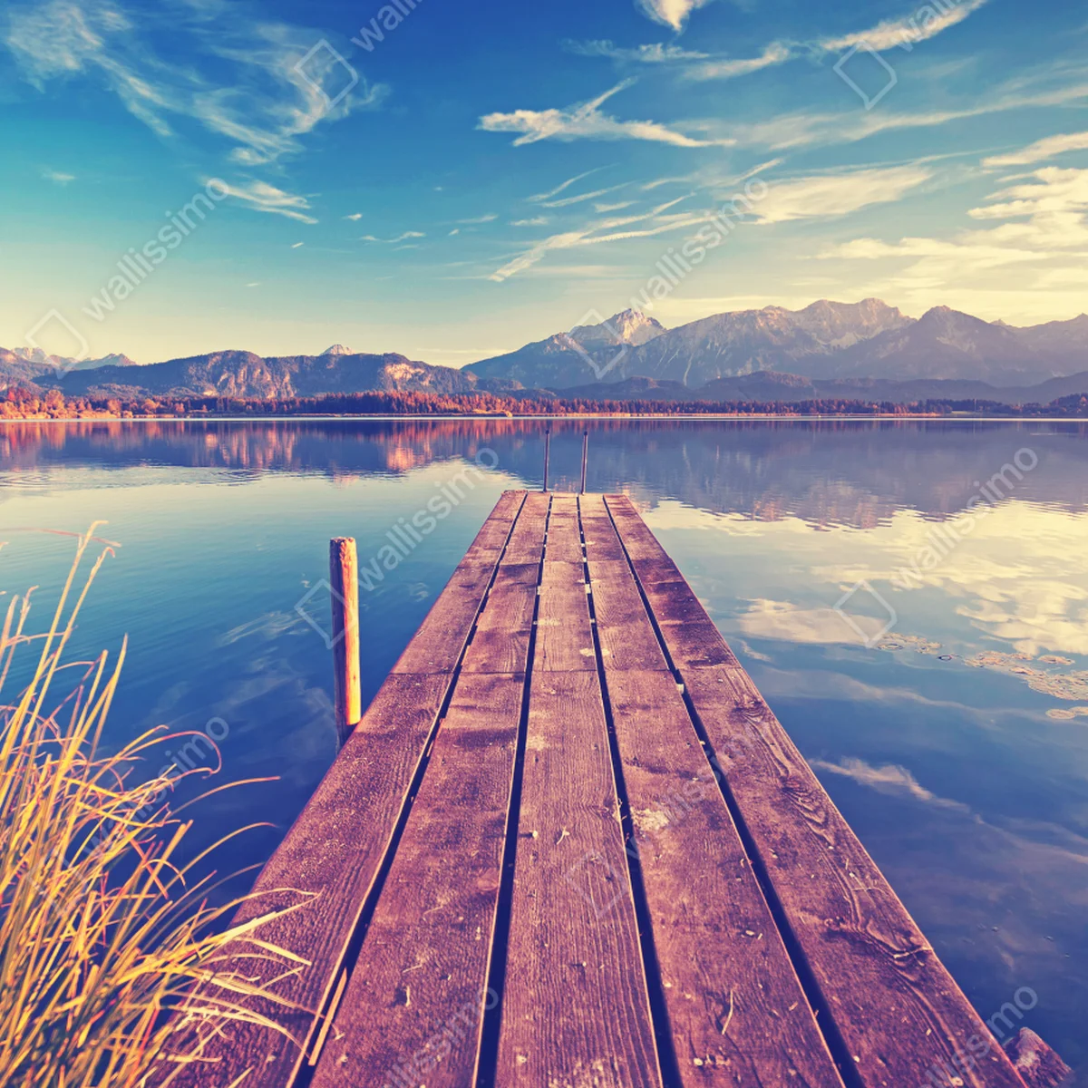 Fototapete holzsteg am bergsee bei sonnenaufgang Fototapete holzsteg am bergsee bei sonnenaufgang