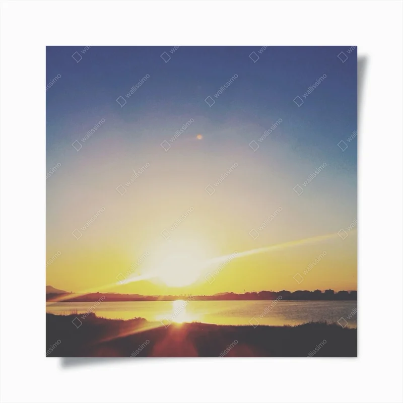 Poster goldener sonnenaufgang über dem see • Poster bei Wallnifity® Poster goldener sonnenaufgang über dem see • Poster bei Wallnifity®