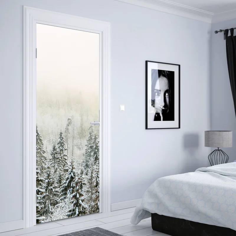 Türaufkleber verschneiter wald im sanften nebel Türaufkleber verschneiter wald im sanften nebel