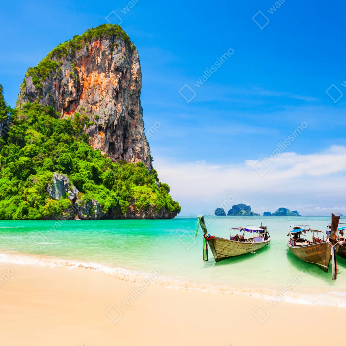 Leinwandbild tropischer strand mit traditionellen booten in Thailand Leinwandbild tropischer strand mit traditionellen booten in Thailand