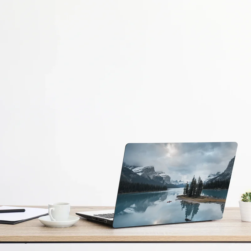 Laptop-Aufkleber ruhiger alpensee mit insel und kajak