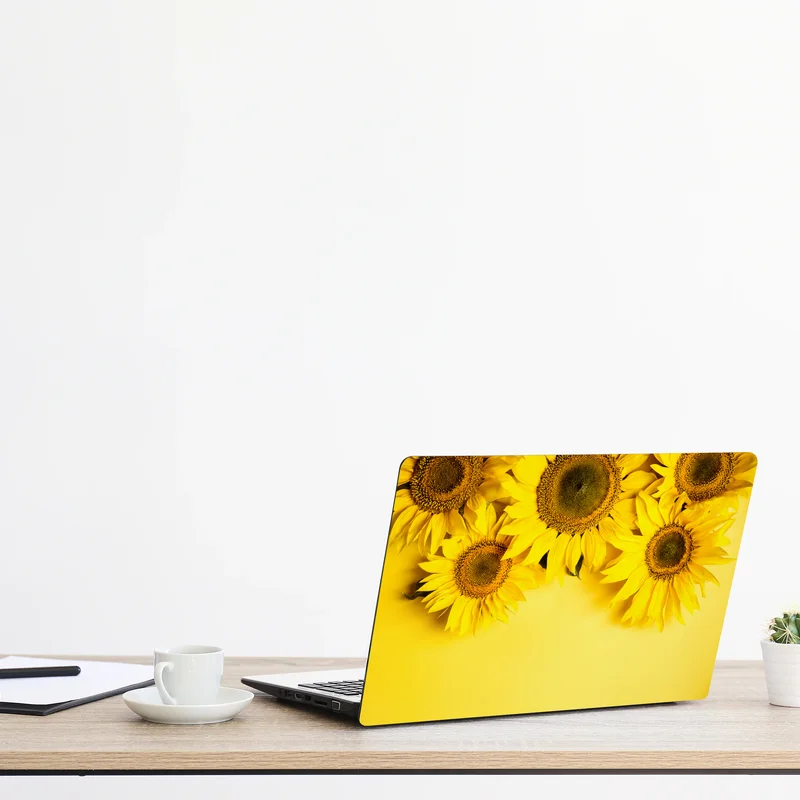 Laptop-Aufkleber leuchtender sonnenblumenstrauß auf gelbem hintergrund Laptop-Aufkleber leuchtender sonnenblumenstrauß auf gelbem hintergrund