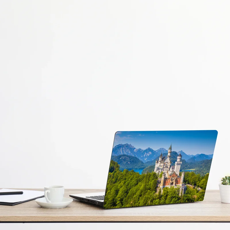 Laptop-Aufkleber schloss Neuschwanstein in alpiner landschaft
