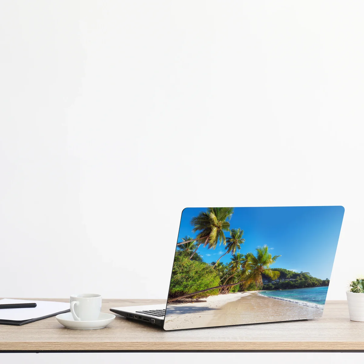 Naklejka na laptopa tropikalna plaża z palmami Naklejka na laptopa tropikalna plaża z palmami