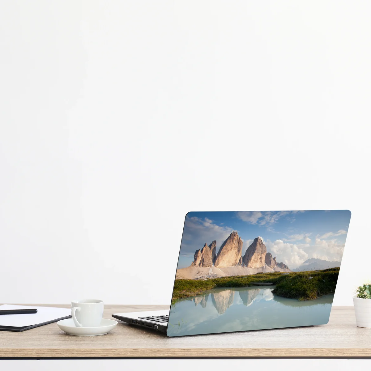 Laptop-Aufkleber sonnenbeschienene alpengipfel im spiegel des ruhigen sees Laptop-Aufkleber sonnenbeschienene alpengipfel im spiegel des ruhigen sees