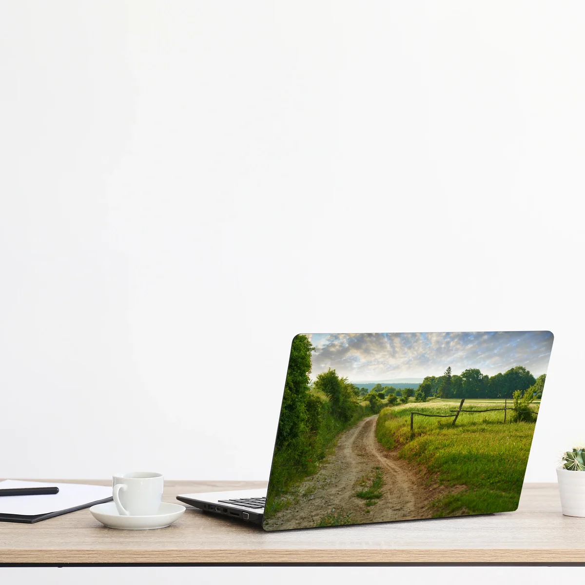 Laptop-Aufkleber sonniger landweg durch grüne wiesen Laptop-Aufkleber sonniger landweg durch grüne wiesen
