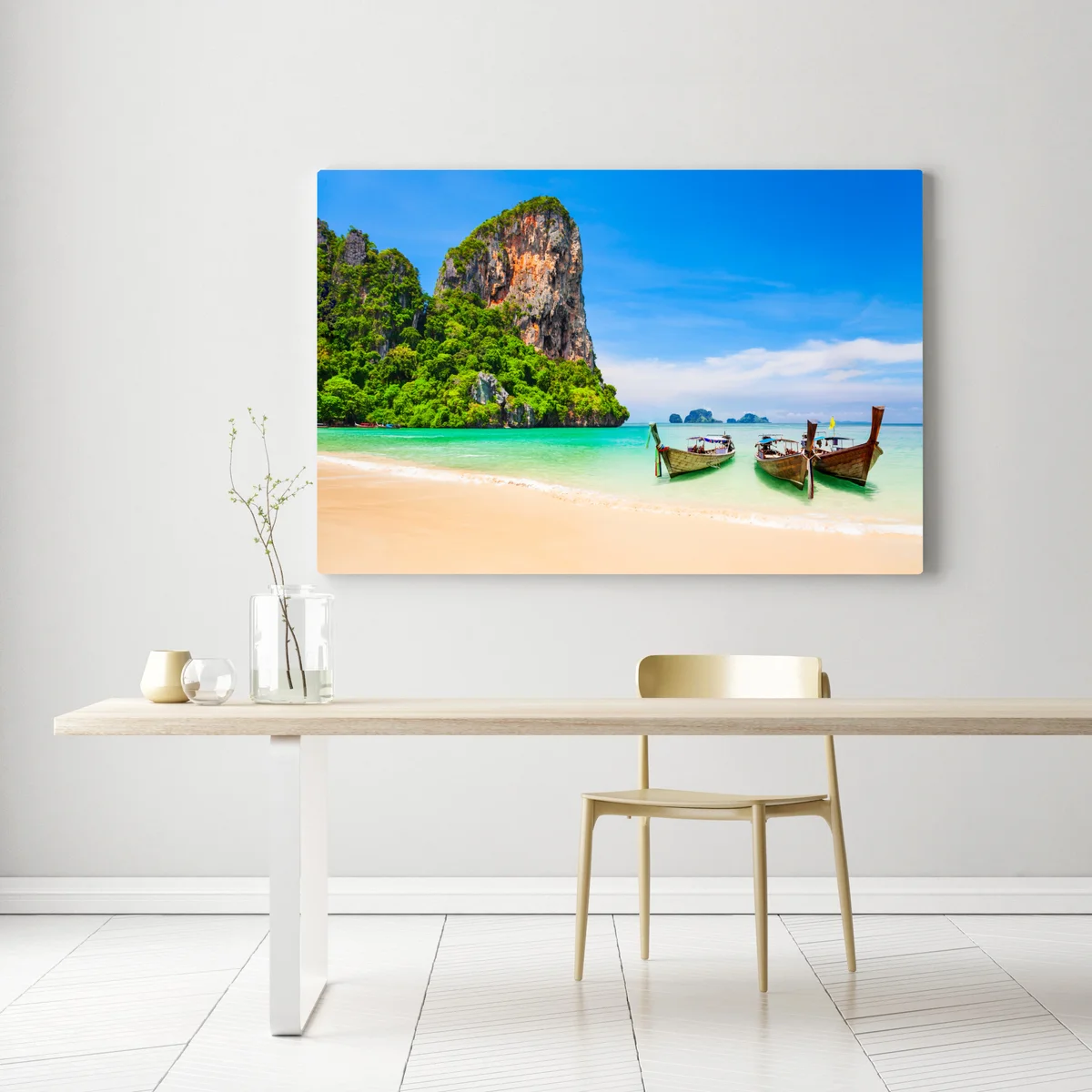 Leinwandbild tropischer strand mit traditionellen booten in Thailand Leinwandbild tropischer strand mit traditionellen booten in Thailand