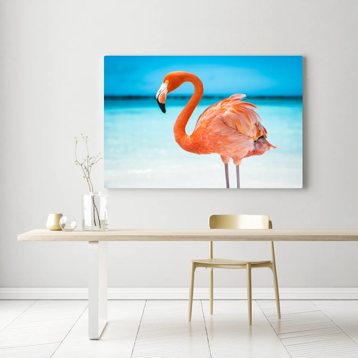 Leinwandbild leuchtender rosa flamingo am türkisfarbenen strand Leinwandbild leuchtender rosa flamingo am türkisfarbenen strand