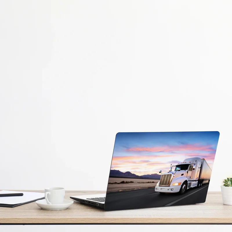 Laptop-Aufkleber lastwagen bei sonnenuntergang auf der autobahn