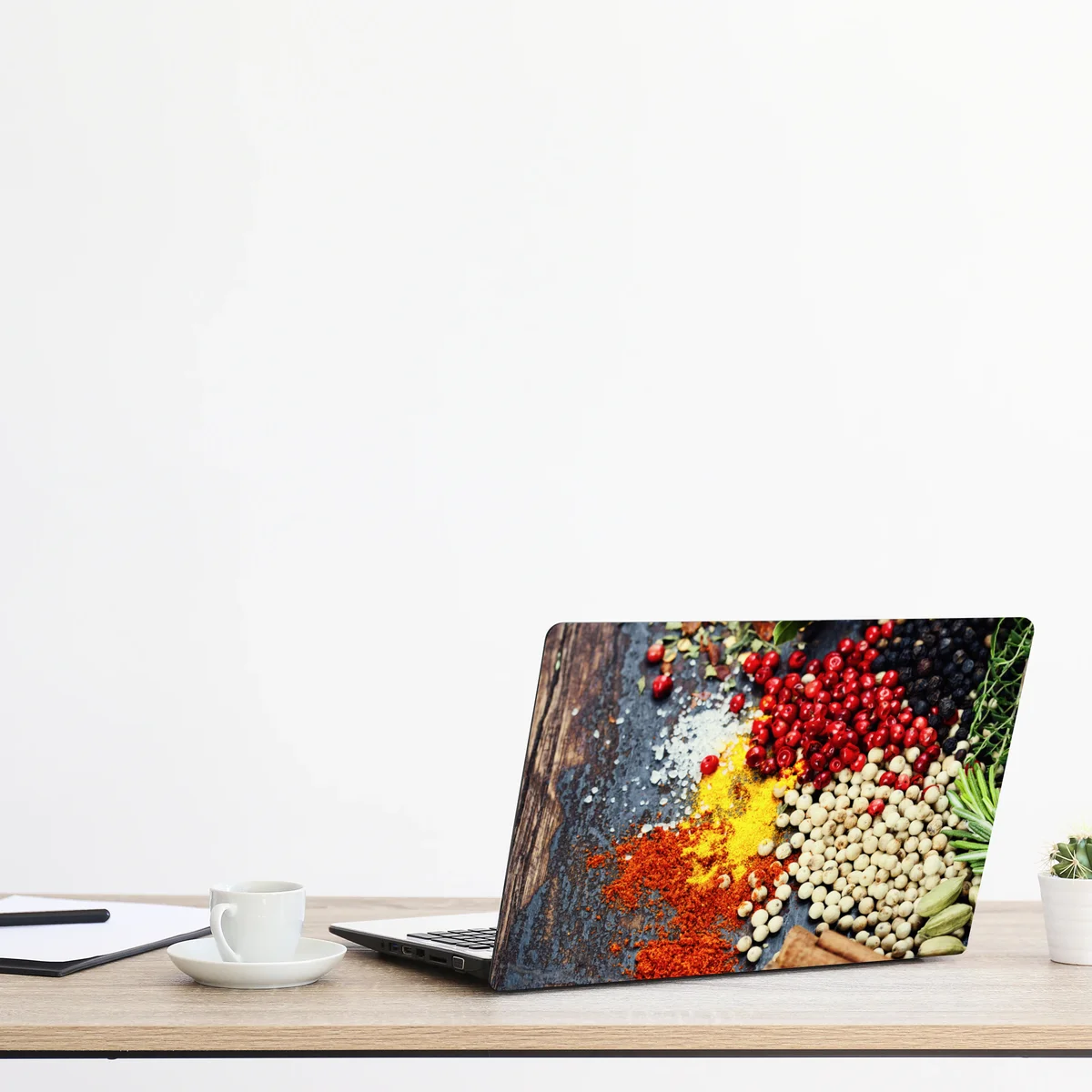 Laptop-Aufkleber buntes gewürzsortiment auf rustikalem holz Laptop-Aufkleber buntes gewürzsortiment auf rustikalem holz
