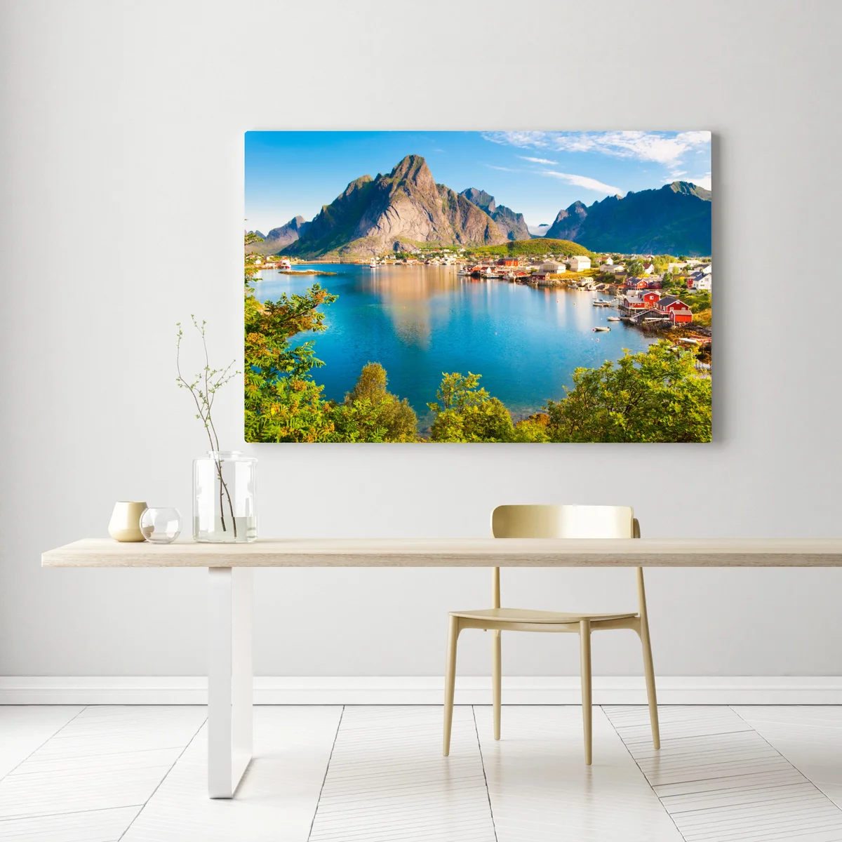 Leinwandbild ruhiges fjorddorf mit bergen und spiegelungen Leinwandbild ruhiges fjorddorf mit bergen und spiegelungen